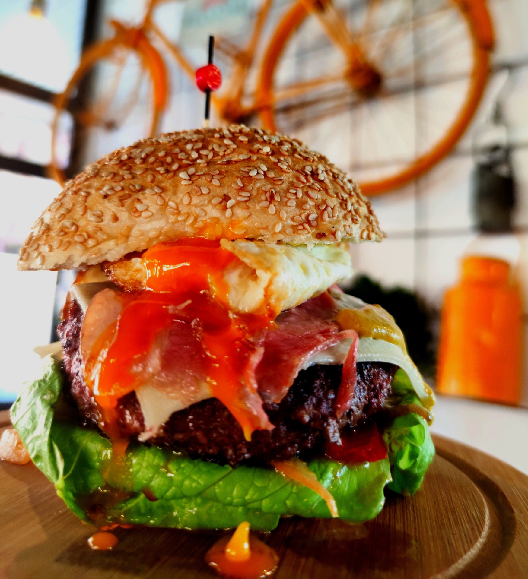 Hamburguesa Secastilla, bacon, cebolla caramelizada, huevo frito, queso, doble de ternera gallega 250gr, salsa barbacoa, tomate y lechuga ___ 10€
