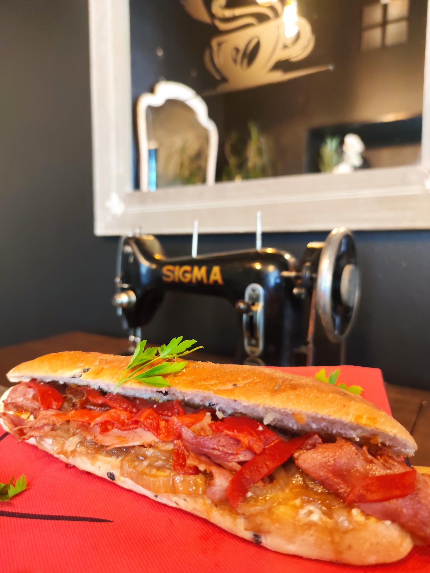 Bocata de Chivito, fricandó de ternera, bacon, cebolla caramelizada, queso, pimientos asados ___ 10€