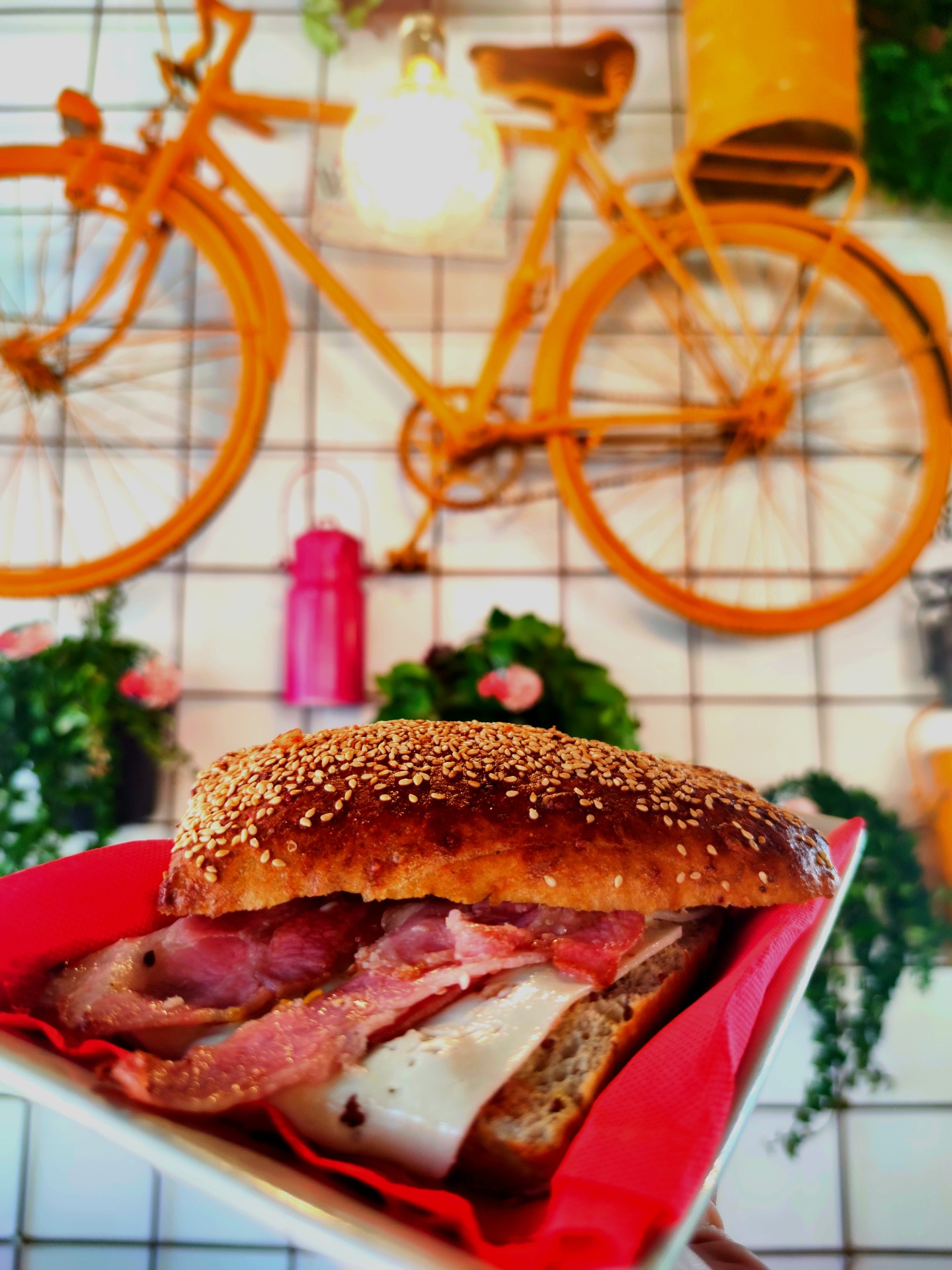 Bocata Bacon-Queso, (Ahora con pan normal) ___ 8€