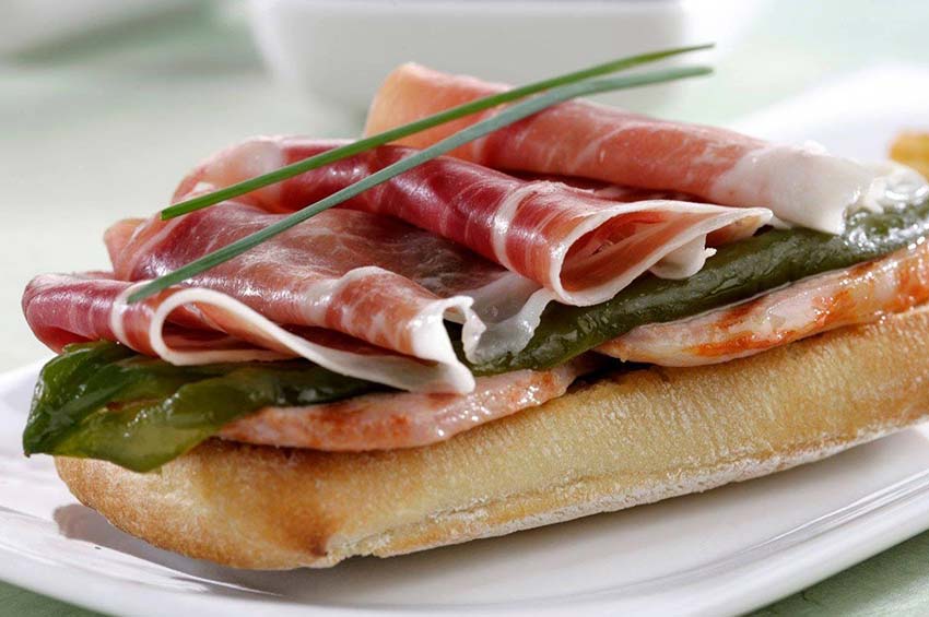 Serranito, ternera, pimiento verde, jamón serrano ibérico ___ 8€